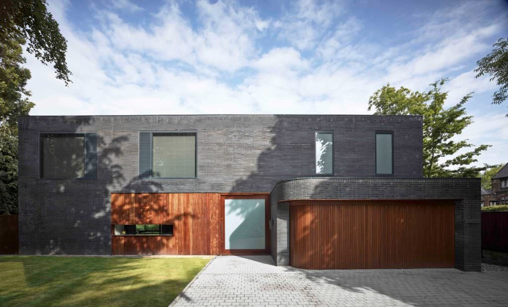 5 Tips For Blocking Water From Entering Inside Your Garage doors