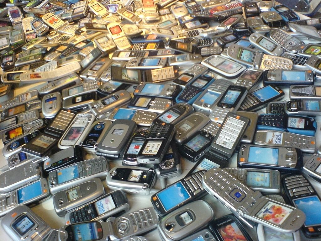DO NOT Dispose Of Old Phones! There Is A Fortune Inside!